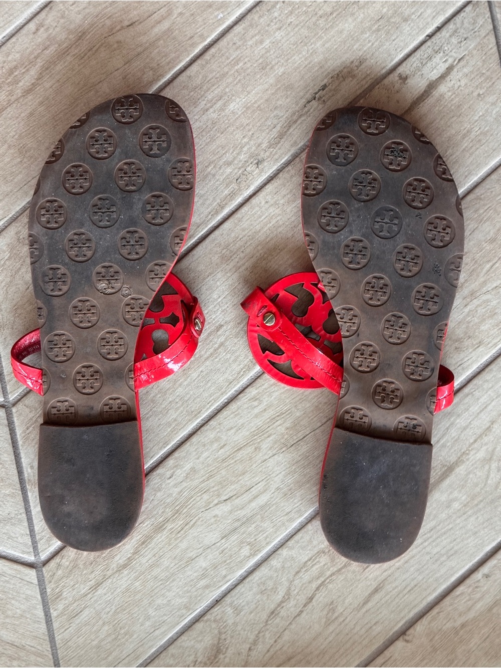 Tory Burch Red Patent Logo Thong Sandals - Picture 3 of 6